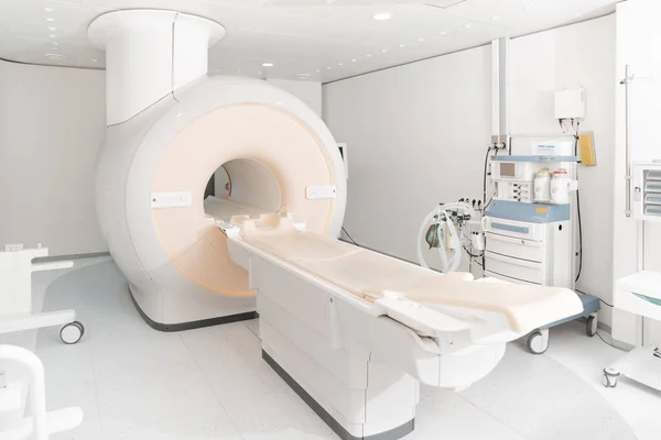 Medicinsk datortomografi eller magnetröntgen i det moderna sjukhuslaboratoriet. Interiör på röntgenavdelningen. Teknologiskt avancerad utrustning i vitt rum. Maskiner för diagnostik av magnetisk resonans — Stockfoto