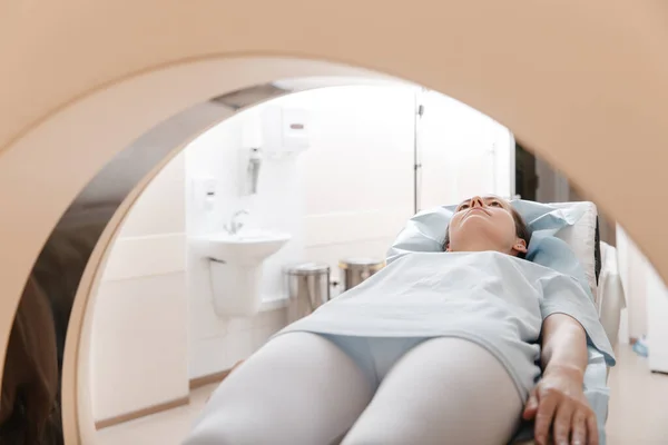 Medicinsk datortomografi eller magnetröntgen med en patient i det moderna sjukhuslaboratoriet. Interiör på röntgenavdelningen. Teknologiskt avancerad utrustning i vitt rum. Maskiner för diagnostik av magnetisk resonans — Stockfoto