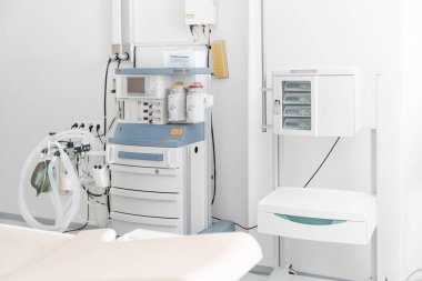 Tomografi veya MRI tarama odasında teknolojik olarak gelişmiş ekipmanlar. Modern hastane laboratuvarı. Radyografi bölümünün içi. Manyetik rezonans tanılama makinesi