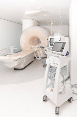Modern hastane laboratuvarında tıbbi tomografi ya da MRI taraması. Radyografi bölümünün içi. Beyaz odada teknolojik olarak gelişmiş ekipmanlar var. Manyetik rezonans tanılama makinesi
