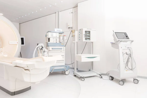 Tomografi veya MRI tarama odasında teknolojik olarak gelişmiş ekipmanlar. Modern hastane laboratuvarı. Radyografi bölümünün içi. Manyetik rezonans tanılama makinesi