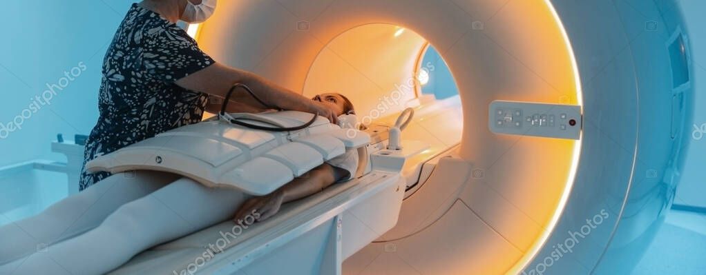 Tomografi tomografisi ya da hastanede MRI taraması olan doktor, hemşire ve hasta. Radyografi bölümünün içi. Beyaz odada teknolojik olarak gelişmiş ekipmanlar var. Manyetik rezonans tanılama makinesi — Stok fotoğraf
