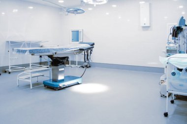 Boş ameliyathane ve modern ekipmanlar hastanede. Cerrah acil servisi için mavi tonda tıbbi cihaz. Yaşam boyu tıbbi tedavi kavramını kaydet