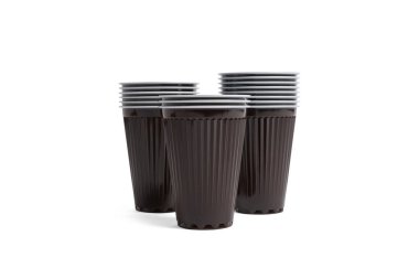 Kahve, çay, çikolata ve diğer sıcak içecekler için kahverengi kağıt bardak. Plastik parti kupası modeli. Tek kullanımlık bardaklar hazır. Tasarımınız için bardakları ön görünüm ve boşluk çıkarın