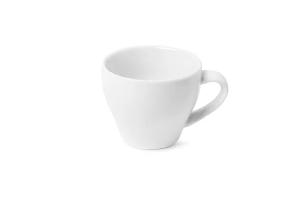 Vit kopp isolerad på vit bakgrund. Keramisk kaffekopp eller tekopp för dryck på nära håll. Förlöjliga klassiska porslin redskap — Stockfoto
