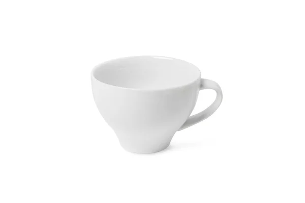 Vit kopp isolerad på vit bakgrund. Keramisk kaffekopp eller tekopp för dryck på nära håll. Förlöjliga klassiska porslin redskap — Stockfoto