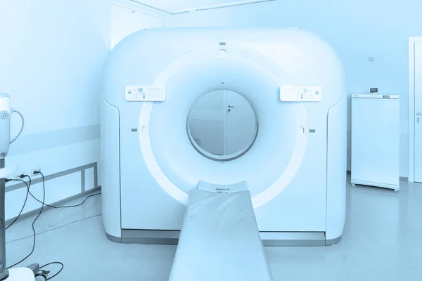 Medicinsk datortomografi eller magnetröntgen i det moderna sjukhuslaboratoriet. Interiör på röntgenavdelningen. Teknologiskt avancerad utrustning i vitt rum. Maskiner för diagnostik av magnetisk resonans — Stockfoto