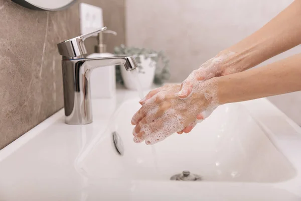 Handen wassen onder de stromende kraan. Handen wassen wrijven met zeep voor preventie van corona virus, hygiëne om te stoppen met het verspreiden van corona virus in of openbare wasruimte. Hygiëne concept hand detail — Stockfoto