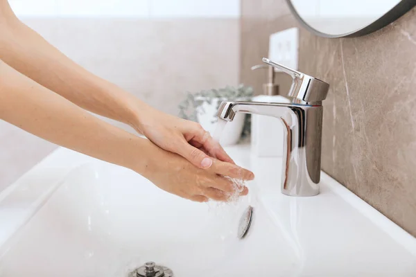 Lavarsi le mani sotto il rubinetto dell'acqua corrente. Lavarsi le mani strofinando con sapone per la prevenzione del virus della corona, l'igiene per smettere di diffondere il virus della corona o il bagno pubblico. Igiene concetto mano dettaglio — Foto Stock