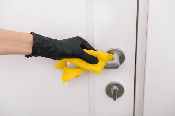 用黄色的黑色手套擦拭门把手.女人用毛巾洗手.医院及公众地方对电晕病毒的消毒 — 图库照片