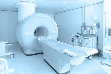 Modern hastane laboratuvarında tıbbi tomografi ya da MRI taraması. Radyografi bölümünün içi. Beyaz odada teknolojik olarak gelişmiş ekipmanlar var. Manyetik rezonans tanılama makinesi