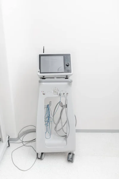 기술적으로 진보된 CT 나 MRI 스캔 실의 장비. 현대의 병원 실험실. 방사선과 내부요. 자기 공명 진단 기계 — 스톡 사진