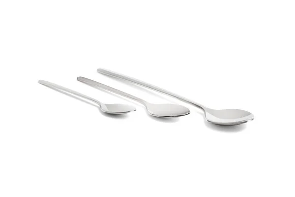 Temiz, parlak metal kaşık beyaza izole edilmiş. Paslanmaz çelik küçük mutfak tatlı kaşığı, yakın mesafeden kesilmiş. Yemek kaşığı. Mutfak aletleri konsepti. Farklı bakış açılarından gerçekçi kaşıklar seti
