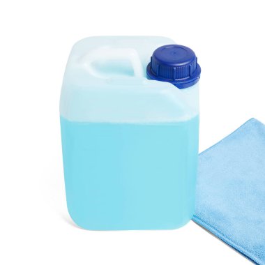 Dondurucu olmayan bir sıvıyla, beyaza izole edilmiş. Kutudaki araba için mavi antifriz sıvısı. Plastik şişe veya bir galon el jeli, sabun veya el dezenfektanı alkol jeli, koronavirüs koruma konsepti