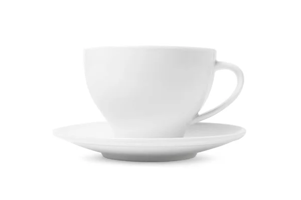 Chávena de chá branco e pires para bebida isolada em fundo branco. xícara de café de cerâmica ou caneca de perto. Mock-up utensílios de porcelana clássicos. Modelo de mockup de caneca cerâmica em branco para branding em branco — Fotografia de Stock