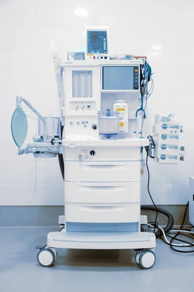 Boş ameliyathane ve modern ekipmanlar hastanede. Cerrah acil servisi için mavi tonda tıbbi cihaz. Yaşam boyu tıbbi tedavi kavramını kaydet — Stok fotoğraf