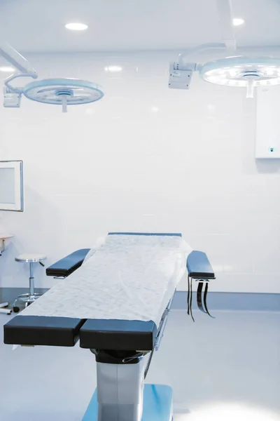Порожня внутрішня операційна кімната і сучасне обладнання в лікарні. Медичний пристрій для хірургічного хірургічного екстреного пацієнта в синьому тоні. Зберегти концепцію лікування життя — стокове фото