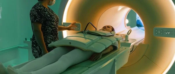 Médico o enfermero y paciente con tomografía TC o resonancia magnética en el hospital. Interior del departamento de radiografía. Equipamiento tecnológicamente avanzado en sala blanca. Máquina de diagnóstico por resonancia magnética — Foto de Stock