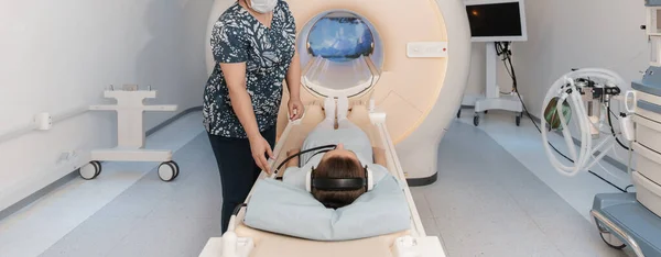 Médico o enfermero y paciente con tomografía TC o resonancia magnética en el hospital. Interior del departamento de radiografía. Equipamiento tecnológicamente avanzado en sala blanca. Máquina de diagnóstico por resonancia magnética — Foto de Stock