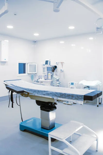 Порожня внутрішня операційна кімната і сучасне обладнання в лікарні. Медичний пристрій для хірургічного хірургічного екстреного пацієнта в синьому тоні. Зберегти концепцію лікування життя — стокове фото