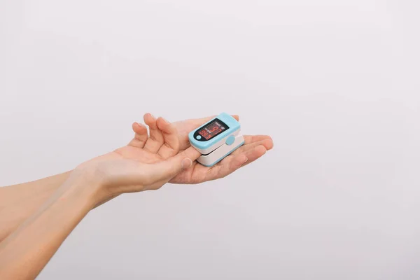 Oxímetro de pulso con mano de médico aislado en blanco. El concepto de dispositivo digital portátil para medir la saturación de oxígeno de las personas. Medición de saturación de oxígeno, frecuencia de pulso y niveles de oxígeno. —  Fotos de Stock