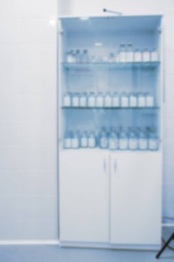 Bulanık boş ameliyathane ve hastanede modern ekipman. Mavi tonda cerrahi acil hasta için tıbbi cihaz. Hayat boyu tıbbi tedavi kavramını kurtarın.