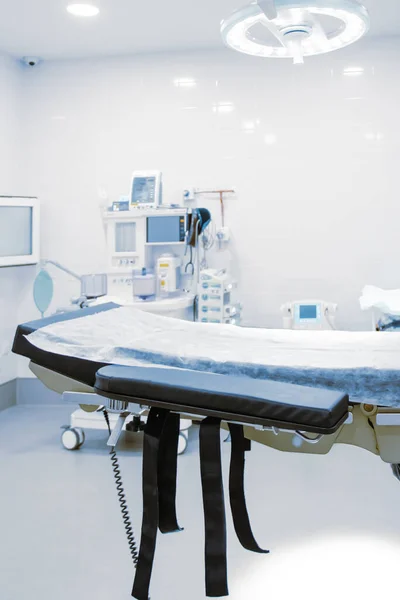 Κενό εσωτερικό χειρουργείο και σύγχρονος εξοπλισμός στο νοσοκομείο. Ιατρική συσκευή για χειρουργό χειρουργό ασθενή έκτακτης ανάγκης σε μπλε ύφος. Αποθήκευση ζωής ιατρική θεραπεία έννοια — Φωτογραφία Αρχείου