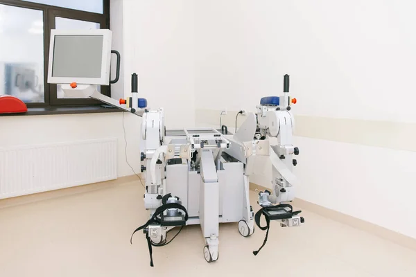 Ασθενής σε Συνεχές Παθητικό Φάσμα Μηχανημάτων Κίνησης. Συσκευή για την ανατομική σωστή κίνηση τόσο στον αστράγαλο όσο και στις αρθρώσεις. Προσομοιωτής αποκατάστασης ποδιών μετά από τραυματισμό. Θεραπεία δεσίματος — Φωτογραφία Αρχείου