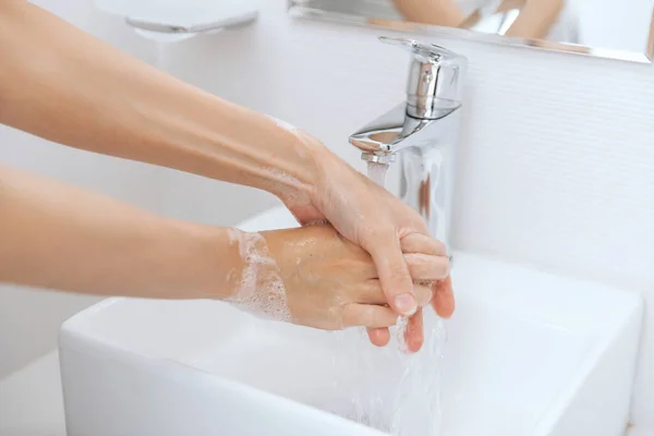 Tvätta händerna under vattenkranen. Tvätta händerna gnugga med tvål för att förebygga koronavirus, hygien för att sluta sprida koronavirus i eller offentliga tvättrum. Hygienbegrepp handdetalj — Stockfoto