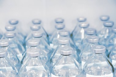 Şişe içinde tedavi için tıbbi çözüm. Düşürme hazırlıkları. Mavi tonda acil durum hastaları için tıbbi cihaz. Boş Acil Servis Ameliyathanesi. Arka plan için klinik iç mimarisi