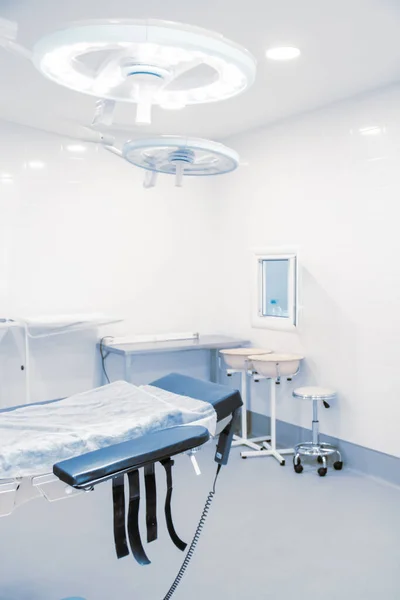 Sala de cirurgia interior vazia e equipamentos modernos no hospital. Dispositivo médico para paciente de emergência cirúrgica cirurgião em estilo tom azul. Salvar vida conceito de tratamento médico — Fotografia de Stock