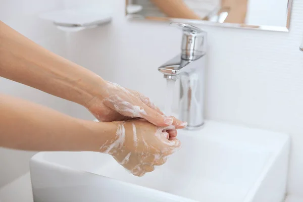 Tvätta händerna under vattenkranen. Tvätta händerna gnugga med tvål för att förebygga koronavirus, hygien för att sluta sprida koronavirus i eller offentliga tvättrum. Hygienbegrepp handdetalj — Stockfoto