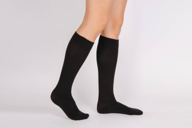 Varisli damarlar ve venouse terapisi için tıbbi sıkıştırma çorapları. Sıkıştırma çoraphanesi. Beyaz arka planda izole edilmiş spor çorapları. Siyah çoraplar reklam, marka ve tasarım için modellenir.