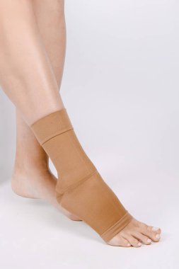 Ortopedik ayak bileği ipliği. Tıbbi Bilek Bandajı. Tıbbi Bilek Destek Kayışı Ayarlanabilir Bandaj Sargısı Ayak Ağrısı Rahatlatıcı Spor. Bacak askısı beyaz arkaplanda izole edilmiş. Travma bileği ortozu. Yaralanma