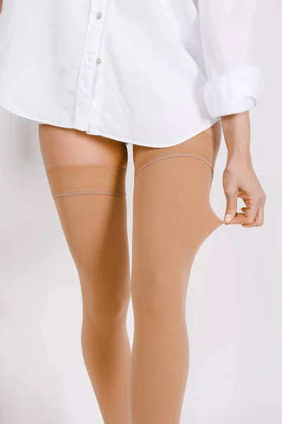 Συμπίεση Οσιέρι. Κάλτσες και καλσόν ιατρικής συμπίεσης για κιρσούς και φλεβοθεραπεία. Κάλτσες για άντρες και γυναίκες. Σετ κλινικής συμπίεσης. Άνεση κολάν μητρότητας για έγκυες γυναίκες — Φωτογραφία Αρχείου
