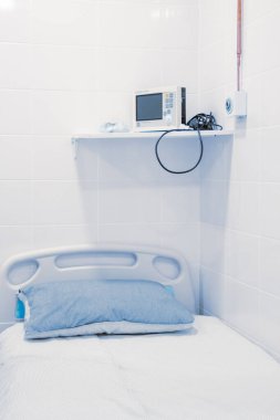 Boş ameliyathane ve modern ekipmanlar hastanede. Cerrah acil servisi için mavi tonda tıbbi cihaz. Yaşam boyu tıbbi tedavi kavramını kaydet