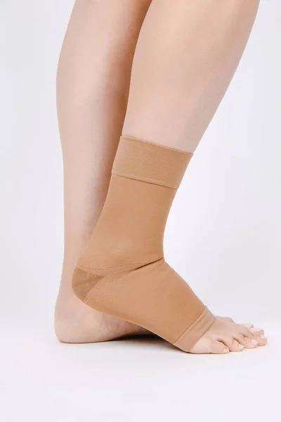 Orthopedic Ankle Brace. Medical Ankle Bandage. Medical Ankle Support Strap Adjustable Wrap Bandage Brace foot Pain Relief Sport. Leg Brace isolated on white background. Trauma Ankle orthosis. Injury — Stock Photo, Image