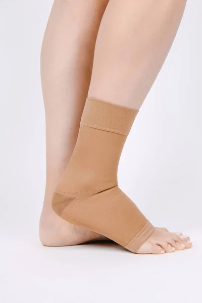 Ortopedik ayak bileği ipliği. Tıbbi Bilek Bandajı. Tıbbi Bilek Destek Kayışı Ayarlanabilir Bandaj Sargısı Ayak Ağrısı Rahatlatıcı Spor. Bacak askısı beyaz arkaplanda izole edilmiş. Travma bileği ortozu. Yaralanma
