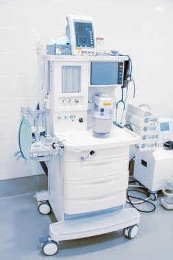 Boş ameliyathane ve modern ekipmanlar hastanede. Cerrah acil servisi için mavi tonda tıbbi cihaz. Yaşam boyu tıbbi tedavi kavramını kaydet