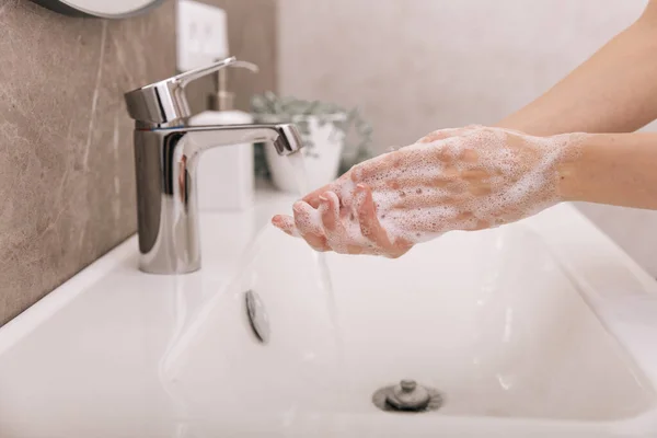 Handen wassen onder de stromende kraan. Handen wassen wrijven met zeep voor preventie van corona virus, hygiëne om te stoppen met het verspreiden van corona virus in of openbare wasruimte. Hygiëne concept hand detail — Stockfoto