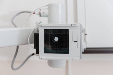 Hastane Radyoloji Odası. Modern hastanenin röntgen bölümü. Tıbbi ekipman. Florografi için tarama makinesi. Teknisyen röntgen cihazını ayarlıyor. Modern klinikte göğüs, kalp ve akciğerler taranıyor.