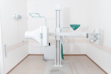 Hastane Radyoloji Odası. Modern hastanenin röntgen bölümü. Tıbbi ekipman. Florografi için tarama makinesi. Teknisyen röntgen cihazını ayarlıyor. Modern klinikte göğüs, kalp ve akciğerler taranıyor.