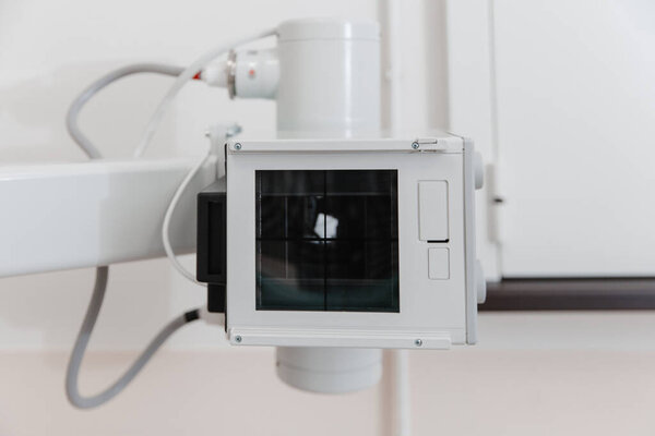 Больничная радиологическая комната. Рентгеновское отделение в современной больнице. Медицинское оборудование. сканирующая машина для флюорографии. Техник регулирует рентгеновский аппарат. Сканирование груди, сердца, легких в современной клинике.