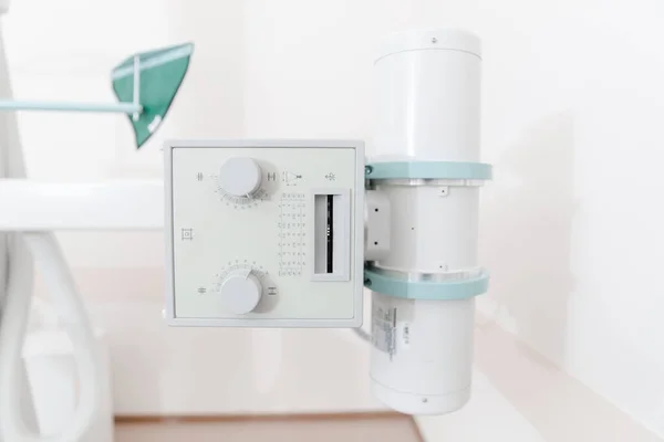 Hastane Radyoloji Odası. Modern hastanenin röntgen bölümü. Tıbbi ekipman. Florografi için tarama makinesi. Teknisyen röntgen cihazını ayarlıyor. Modern klinikte göğüs, kalp ve akciğerler taranıyor.