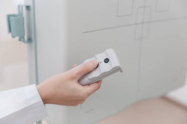 Hastane Radyoloji Odası. Xray florografi cihazı uzaktan kumandası. Doktor radyoloji uzmanı röntgen cihazını radyografi için ayarlıyor. Tıbbi ekipman. Klinikte göğüs, kalp veya akciğer taraması yapılıyor