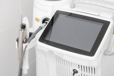 Güzellik salonunda ceset kaldırmak için LPG masaj ekipmanları. Selülitlere karşı terapi. Donanım kozmetolojisi vakum ve titreşim etkisi yüz ya da vücut üzerinde. Klinikteki kozmetoloji odası.