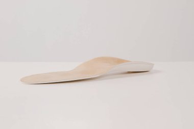 Beyaz arka planda izole edilmiş tabanlar. Tıbbi ortopedik tabanlar. Ayak bakımı. Kesik tabanlı katmanlar. Düz taban ve ayak hastalıklarının tedavisi ve önlenmesi. Ayakkabının iç tabanları