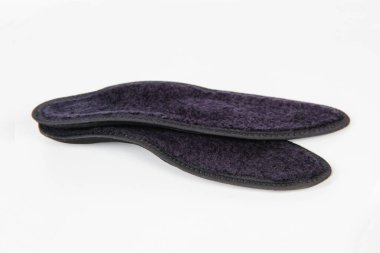 Siyah tabanlar beyaz arka planda izole edilmiş. Tıbbi ortopedik tabanlar. Ayak bakımı. Kesik tabanlı katmanlar. Düz taban ve ayak hastalıklarının tedavisi ve önlenmesi. Ayakkabının iç tabanları.