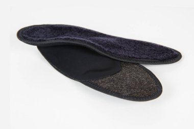 Siyah tabanlar beyaz arka planda izole edilmiş. Tıbbi ortopedik tabanlar. Ayak bakımı. Kesik tabanlı katmanlar. Düz taban ve ayak hastalıklarının tedavisi ve önlenmesi. Ayakkabının iç tabanları.