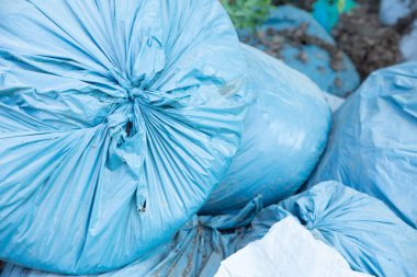 Çöp ve kirlilik. Çevre koruma ya da hayır işleri için gönüllü olmak, geri dönüşüm yoluyla atık imhası. Atık yoğun bir şekilde ormanın arka planında depolanır. Ekolojik sorun kavramı.